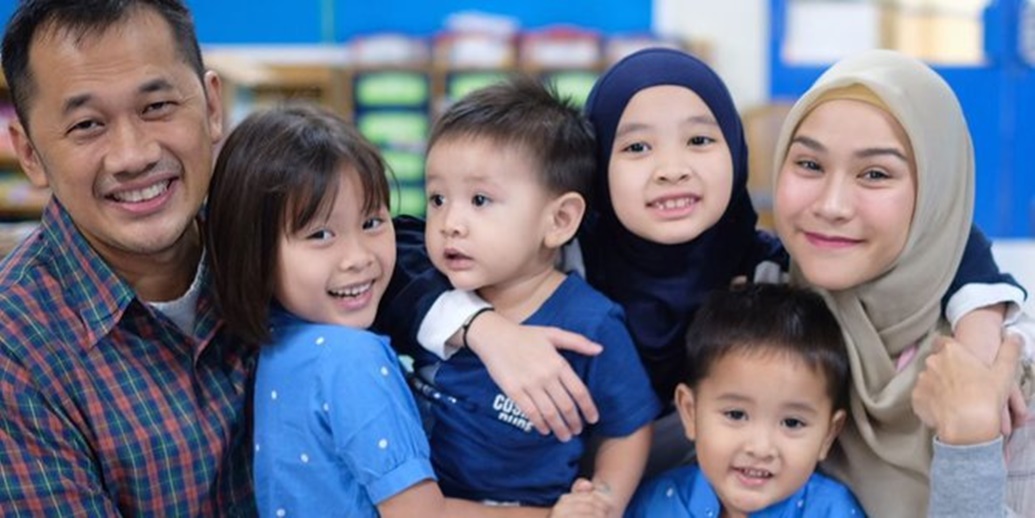 Empat Anak dan Istrinya Diinfus, Hanung Bramantyo Kewalahan - Pantau.com