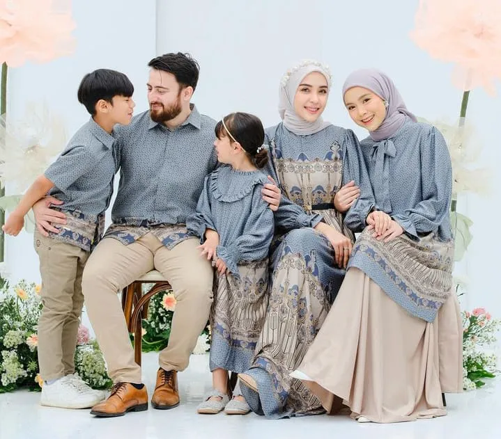 3 Inspirasi Model Baju Seragam Keluarga Saat Lebaran - Pantau.com