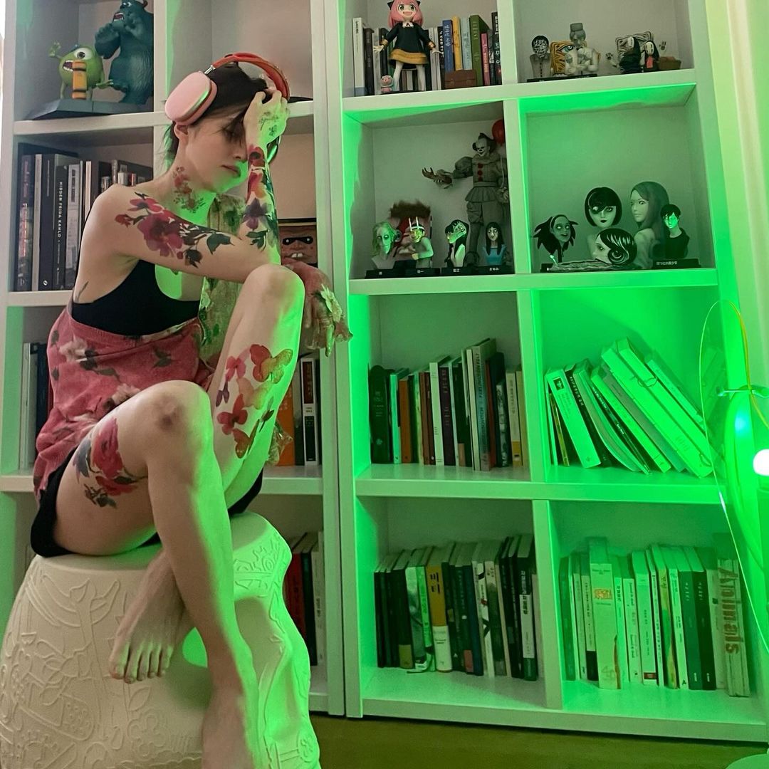 Potret Han So Hee tunjukkan tato terbarunya melalui unggahan Instagram. (instagram.com/xeesoxee/)