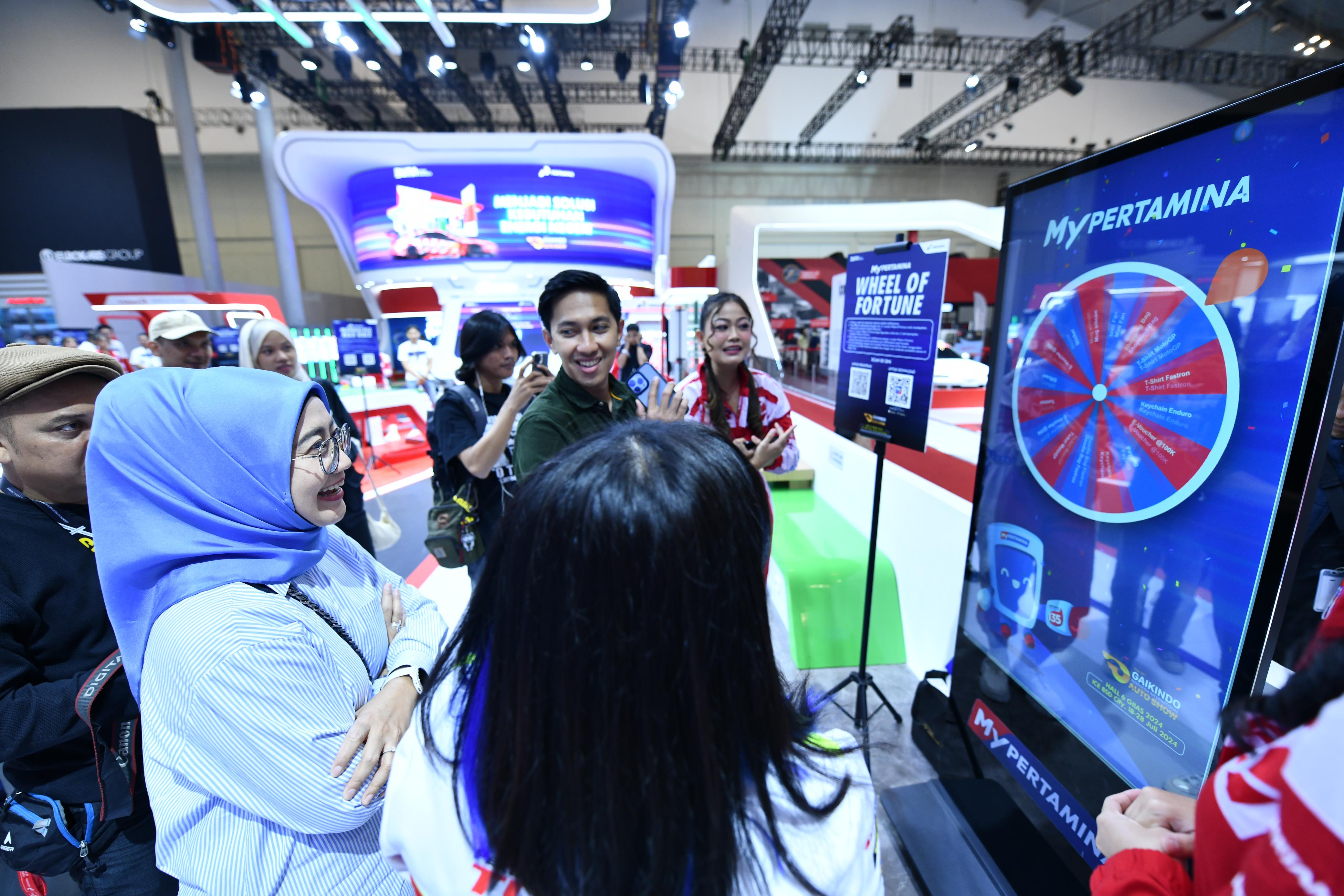 Direktur Keuangan Pertamina Persero Emma Sri Martini Menyaksikan Games Wheel of Fortune di Booth Pertamina dalam acara GIIAS di ICE BSD