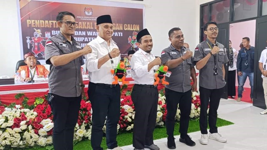 Pasangan Ikram-Sudarmo daftar ke KPUD Buru.