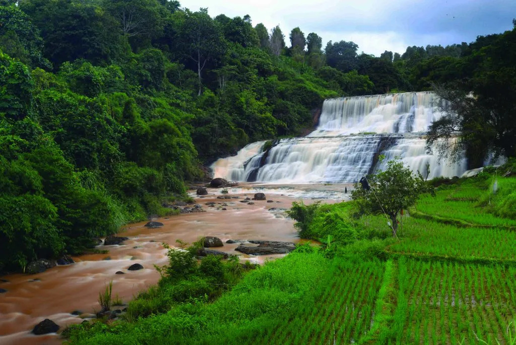 Keindahan Alam Curug Puncak Jeruk di Kawasan Geopark Ciletuh