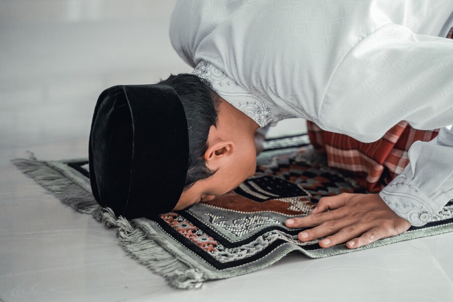Puasa Tapi Meninggalkan Salat, Apakah Masih Diterima?