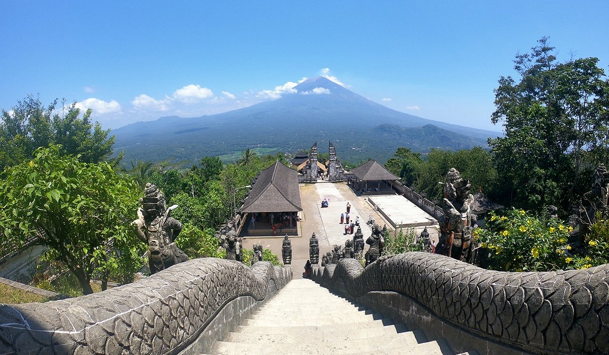 Kabupaten Karangasem, kampung halaman Emil eks Naif