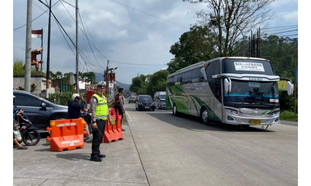 Polres Garut Terapkan Sistem Satu Arah Urai Kepadatan Arus Libur Natal di Jalur Limbangan–Malangbong