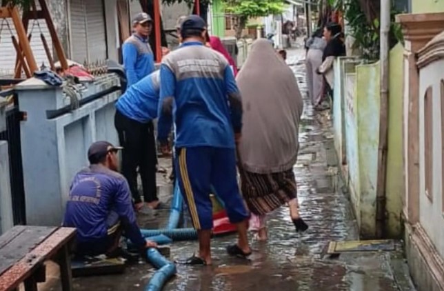 Sudin SDA Kepulauan Seribu Tangani Genangan Air di Pulau Panggang Akibat Hujan Deras