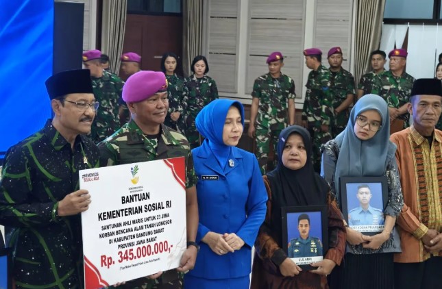Kemensos Salurkan Rp345 Juta untuk Keluarga 23 Prajurit Marinir Korban Longsor di Cisarua