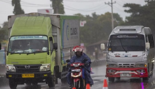 BMKG Peringatkan Hujan Lebat di 10 Provinsi Hari Ini, Waspadai Banjir dan Longsor