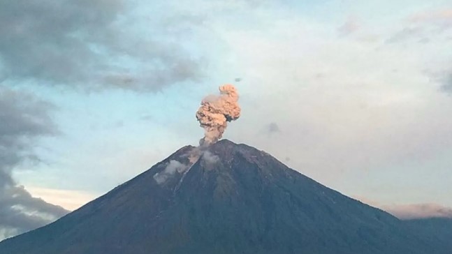 Gunung Semeru Erupsi Lima Kali dalam Sehari, PVMBG Keluarkan Imbauan Siaga untuk Warga Sekitar