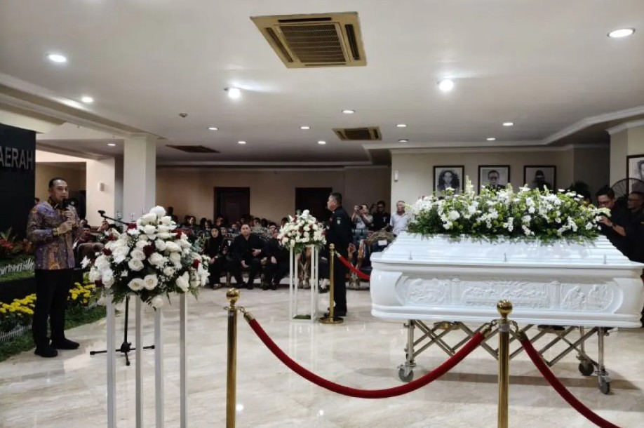 Wali Kota Eri Cahyadi Pimpin Prosesi Pelepasan Ketua DPRD Surabaya Adi Sutarwijono di Gedung DPRD