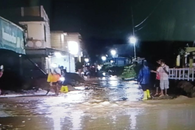 Sebanyak 170 KK mengungsi setelah banjir setinggi 40-60 sentimeter dan tanah longsor melanda Kecamatan Tanjung Raya, Agam, Su
