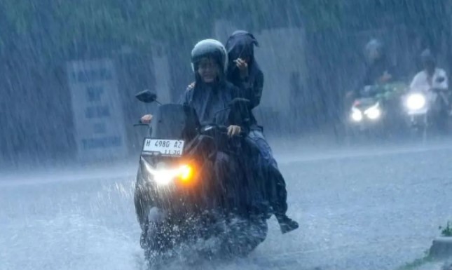 BMKG Prakirakan Sebagian Besar Wilayah Indonesia Diguyur Hujan Ringan pada Jumat