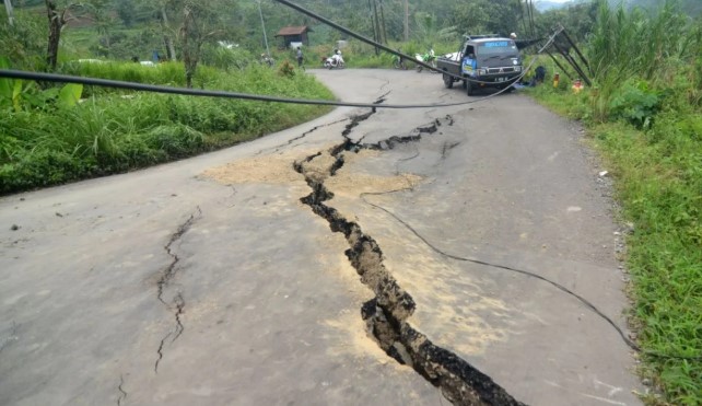 Tanah Bergerak: Dari Retakan Kecil ke Ancaman Besar