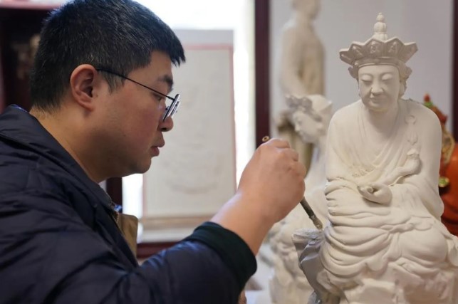 Patung “Buddha Tanpa Kata” Viral dan Hidupkan Kembali Seni Porselen Klasik China