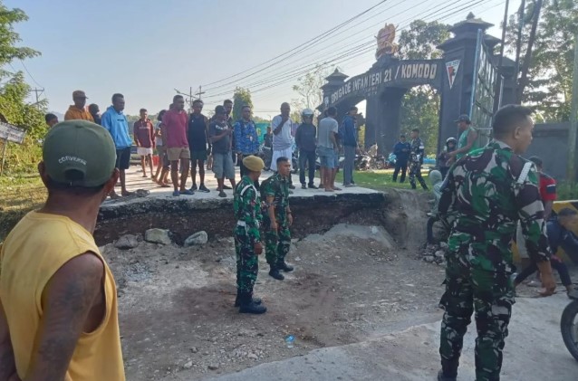 Jembatan Oelmasi I Turun, Transportasi Pulau Timor Lumpuh dan Antrean Mengular