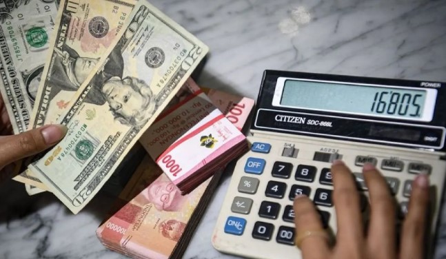 Rupiah Dibuka Melemah ke Rp16.928 per Dolar AS pada Perdagangan Jumat Pagi
