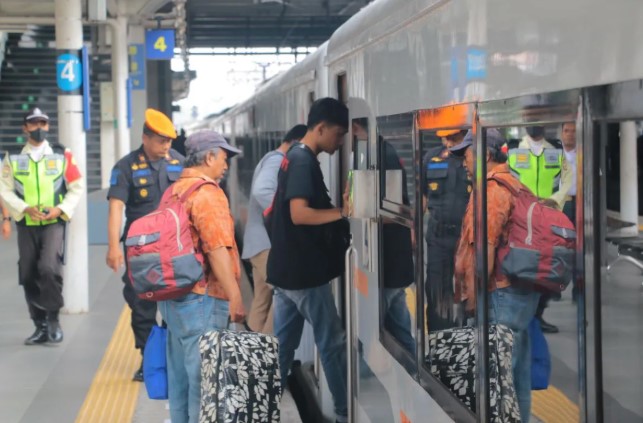 KAI Alihkan Keberangkatan Kereta dari Gambir Berhenti di Jatinegara Akibat Kepadatan Monas