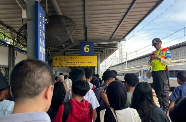 Lonjakan Arus Balik Lebaran, Puluhan Ribu Penumpang Padati Stasiun Pasar Senen pada H+7
