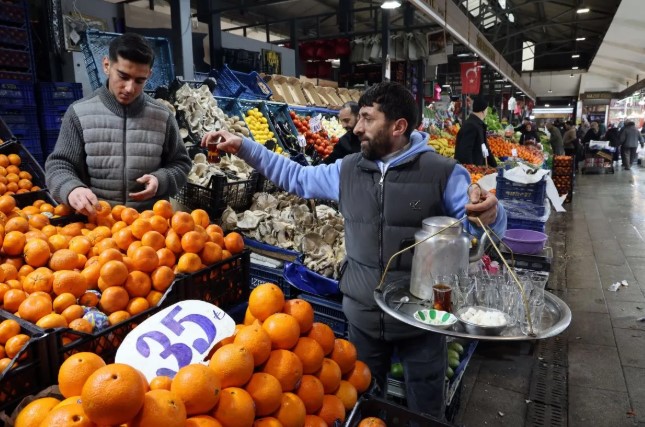 Tradisi Ikonik Penjual Teh Keliling di Ankara Jadi Daya Tarik Budaya Turki