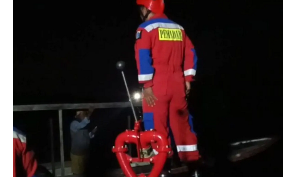 Damkar Evakuasi Sembilan Penumpang Kapal Rusak di Perairan Pulau Bira