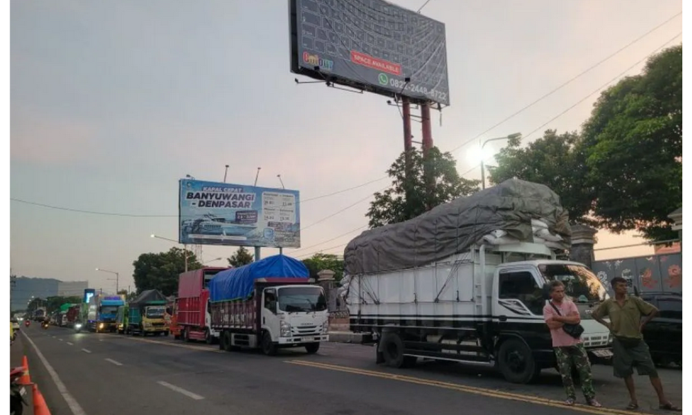 Ratusan Truk Antre Hingga 12 Jam di Pelabuhan Ketapang Saat Arus Balik Lebaran