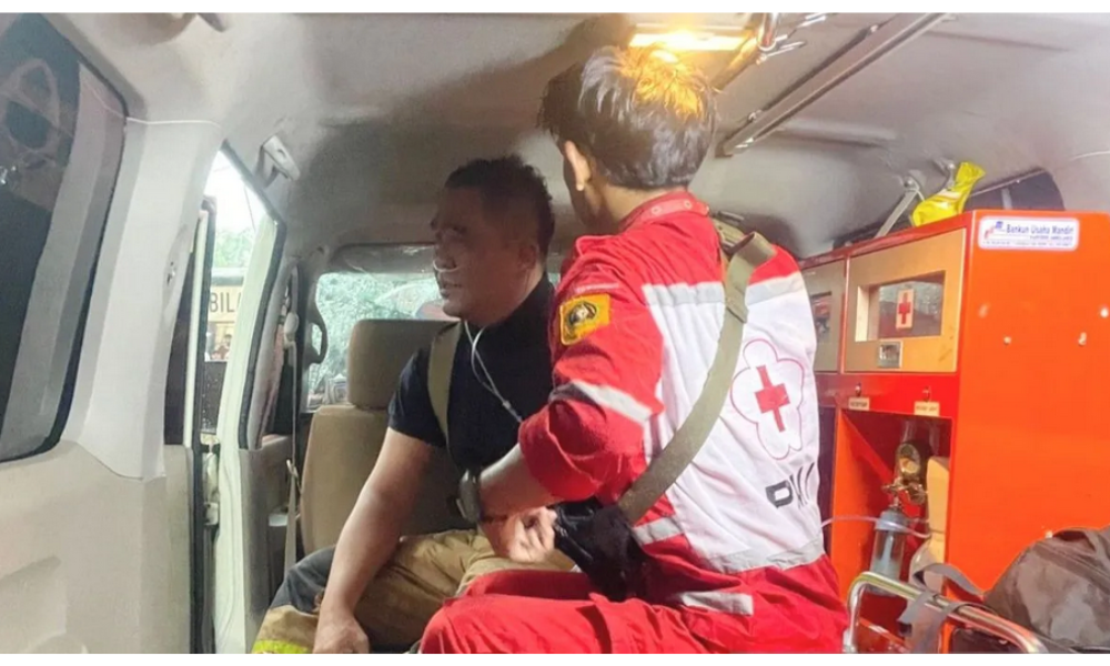 Petugas Damkar Kelelahan Usai Padamkan Kebakaran Pabrik Plastik di Gunung Putri