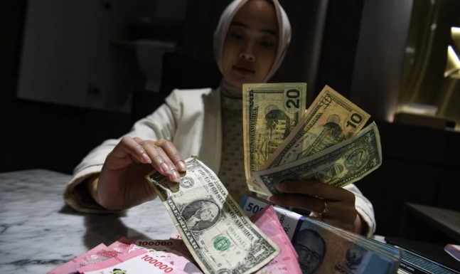 Nilai Tukar Rupiah Dibuka Melemah Tipis ke Rp16.981 per Dolar AS pada Senin Pagi