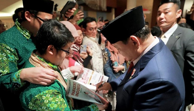 Diaspora Indonesia di Jepang Bertemu Presiden Prabowo Sambil Membawa Buku "Paradoks Indonesia"