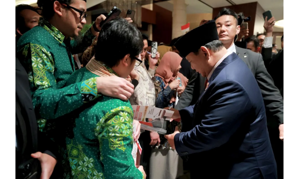 Prabowo Disambut Hangat Diaspora di Jepang, Perawat Lansia Dapat Tanda Tangan Presiden