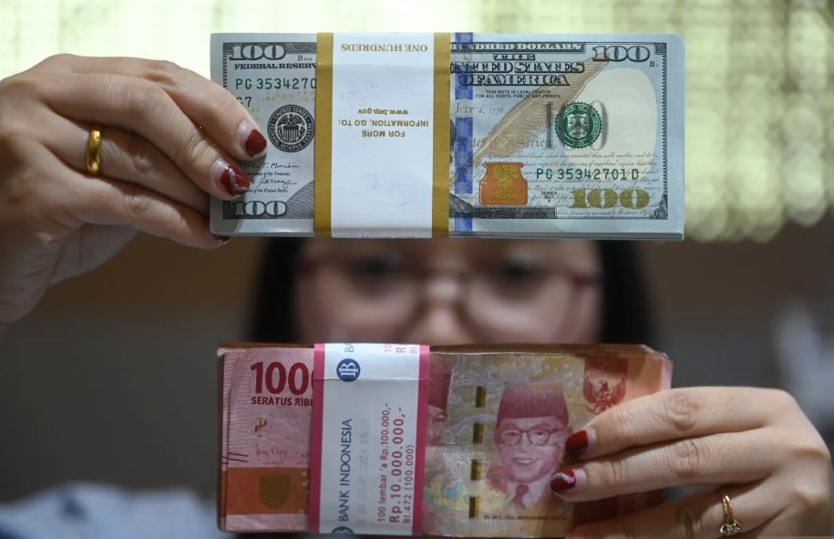 Rupiah Melemah ke Rp17.041 per Dolar AS Akibat Lonjakan Harga Minyak Dunia dan Konflik Timur Tengah