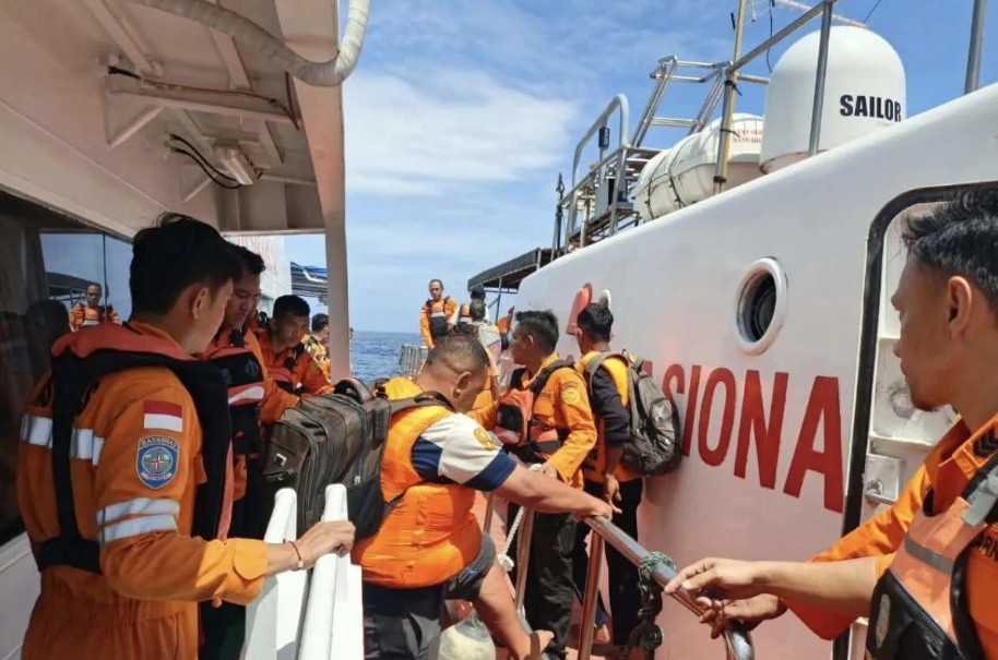 Evakuasi Dramatis 21 ABK KM Nazila 05 Berhasil Dilakukan Setelah Kapal Tenggelam di Perairan Maluku Utara