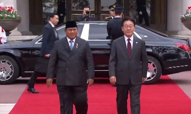 Prabowo Disambut Presiden Korea Selatan Lee Jae Myung saat Tiba di Blue House