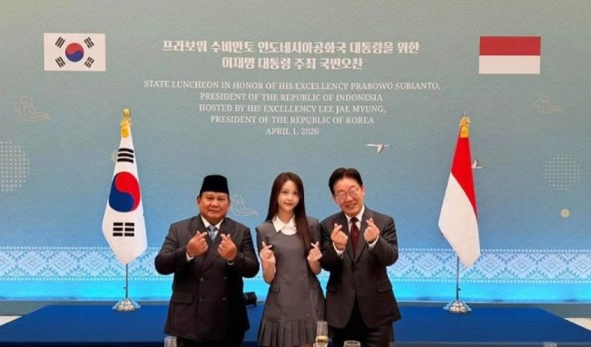 Prabowo dan Carmen Hearts2Hearts Tampil Kompak Berpose Finger Heart saat Kunjungan di Korea Selatan
