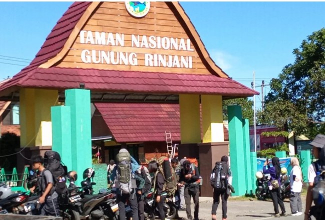 Pendakian Gunung Rinjani Kembali Dibuka, Ratusan Wisatawan Mulai Serbu Enam Jalur Resmi