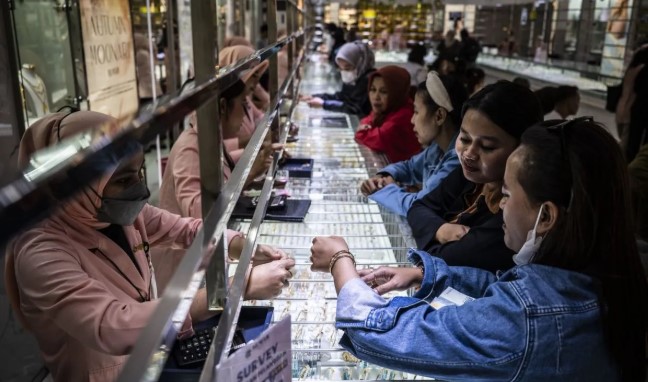 Harga Emas Pegadaian Kompak Melonjak, Antam Tembus Rp3,019 Juta per Gram