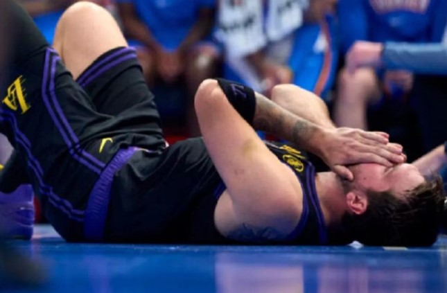 Luka Doncic Cedera Hamstring Jelang Playoff NBA 2026 Saat Lakers Dibantai Thunder