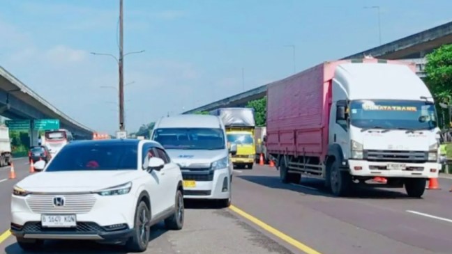 Petugas Terapkan Contraflow di Tol Jakarta-Cikampek untuk Urai Kepadatan Libur Jumat Agung
