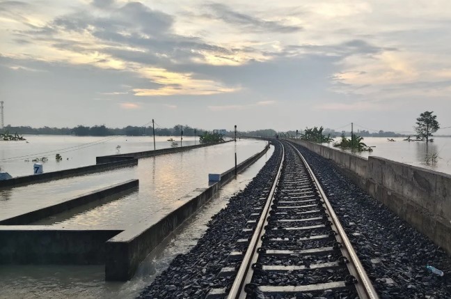 Banjir Rendam Rel di Grobogan, Perjalanan Kereta Api Jalur Utara Terganggu