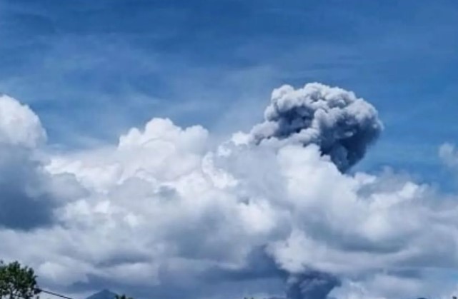 Gunung Dukono Kembali Erupsi dengan Lontaran Abu Vulkanik Capai 1.400 Meter di Halmahera Utara