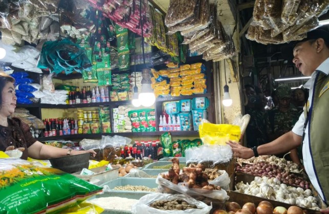 Dirut Bulog Tinjau Harga Pangan di Pasar Wonokromo, Pastikan Stabil Sesuai Arahan Presiden