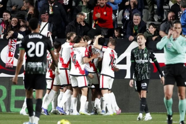 Rayo Vallecano Menang Tipis 1-0 atas Elche yang Bermain dengan 10 Pemain di Liga Spanyol