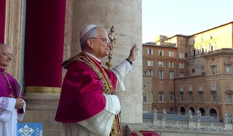 Paus Leo XIV Pimpin Jalan Salib di Colosseum dengan Mengusung Salib, Diikuti Puluhan Ribu Umat