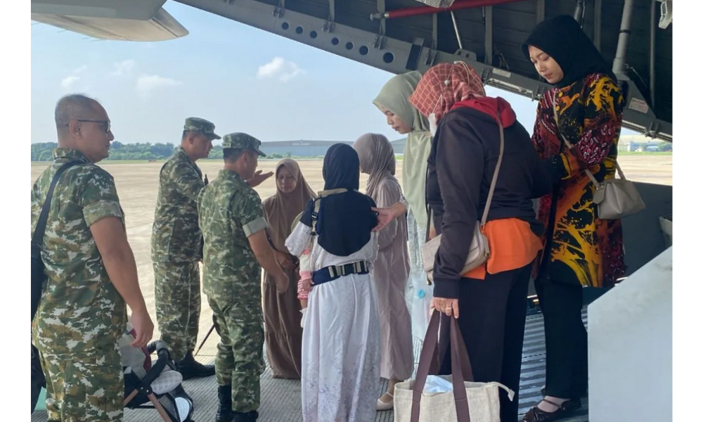 Pangdam IX/Udayana Serahkan Rumah untuk Keluarga Prajurit Gugur di Lebanon, TNI Beri Penghormatan Militer