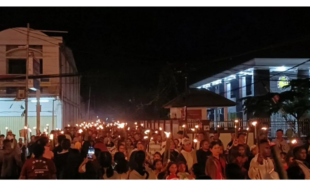 Ribuan Jemaat GKI Petrus Waena Gelar Pawai Obor Fajar Paskah di Jayapura