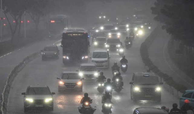 BMKG Prakirakan Hujan Ringan Guyur Jakarta Selatan dan Timur pada Senin Sore