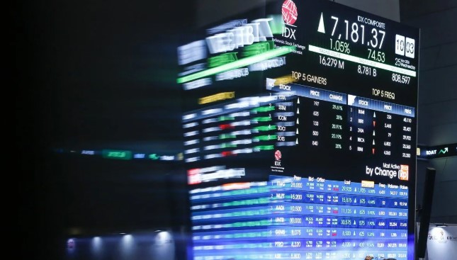 IHSG Dibuka Melemah 25,22 Poin ke Level 7.001 pada Perdagangan Senin Pagi