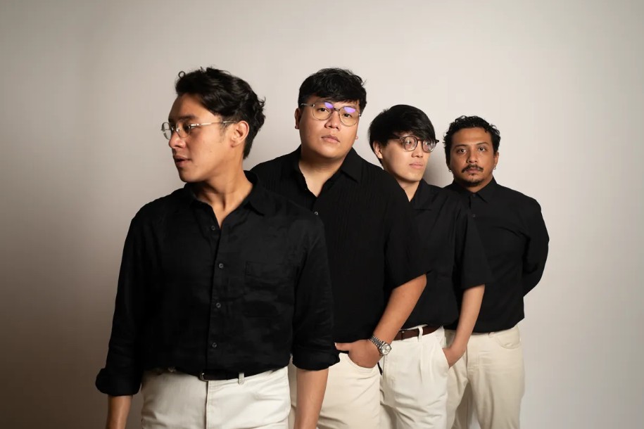 Kolaborasi Wijaya 80 dan Sal Priadi Hadirkan Lagu Emosional “Bulan Bintang, Garis Melintang”