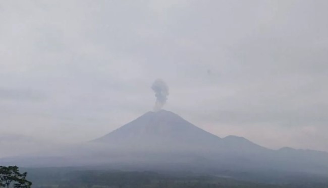 Gunung Semeru Empat Kali Erupsi dalam Sehari, Tinggi Letusan Capai 1 Kilometer