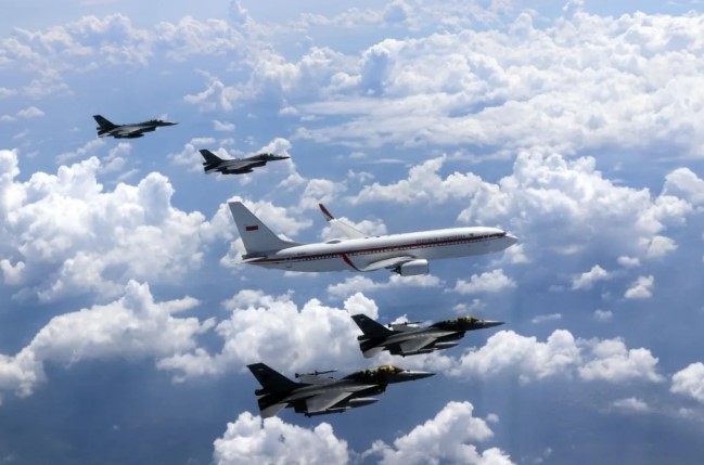 Pengawalan Enam Pesawat Tempur Warnai Penerbangan Presiden Prabowo pada HUT ke-80 TNI AU