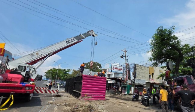 Truk Kontainer Terguling Usai Tabrak Sejumlah Kendaraan di Turunan Silayur Semarang, Tiga Orang Terluka